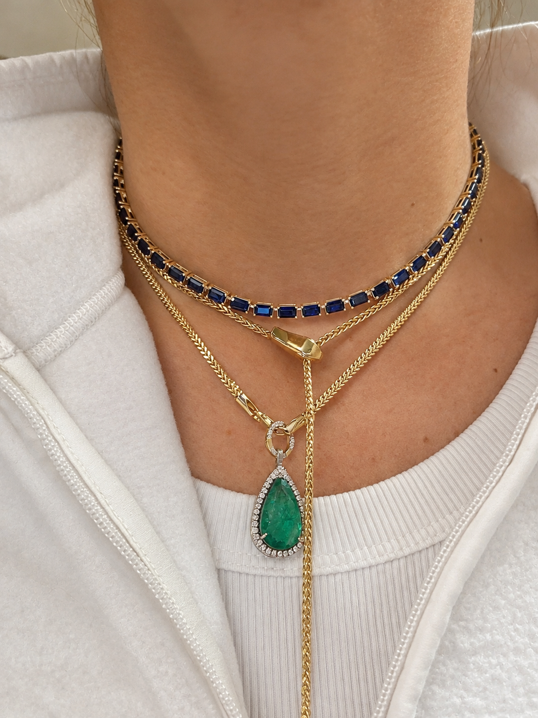 Collar Azur de zafiros azules baguette en oro amarillo, puesto y combinado con otras joyas