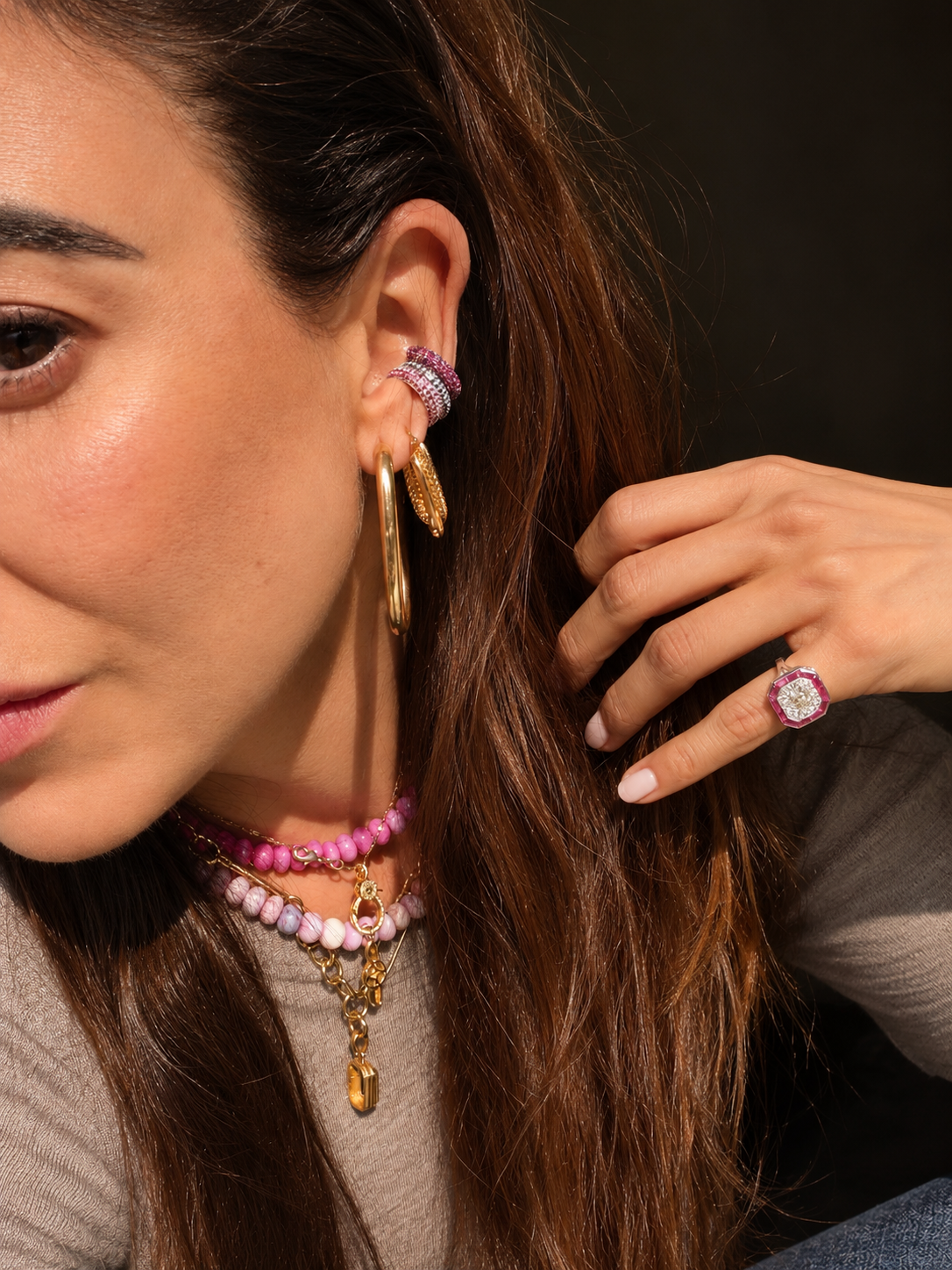 Collares íris en tonos rosas combinados con cadenas doradas