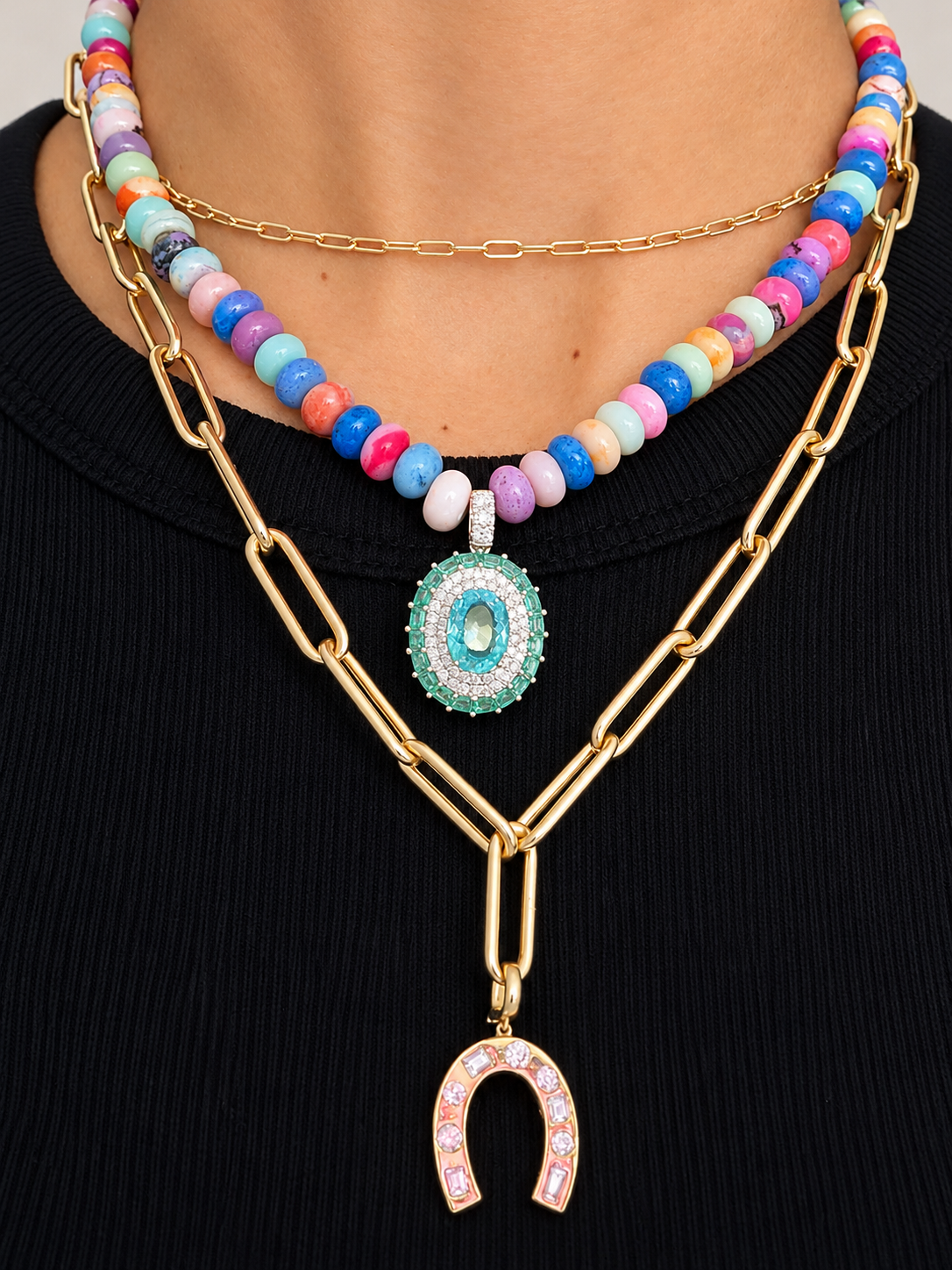 Collar íris multicolor combinado con cadenas y dije