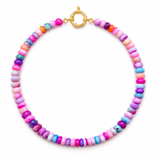Collar íris multicolor con broche dorado sobre fondo blanco