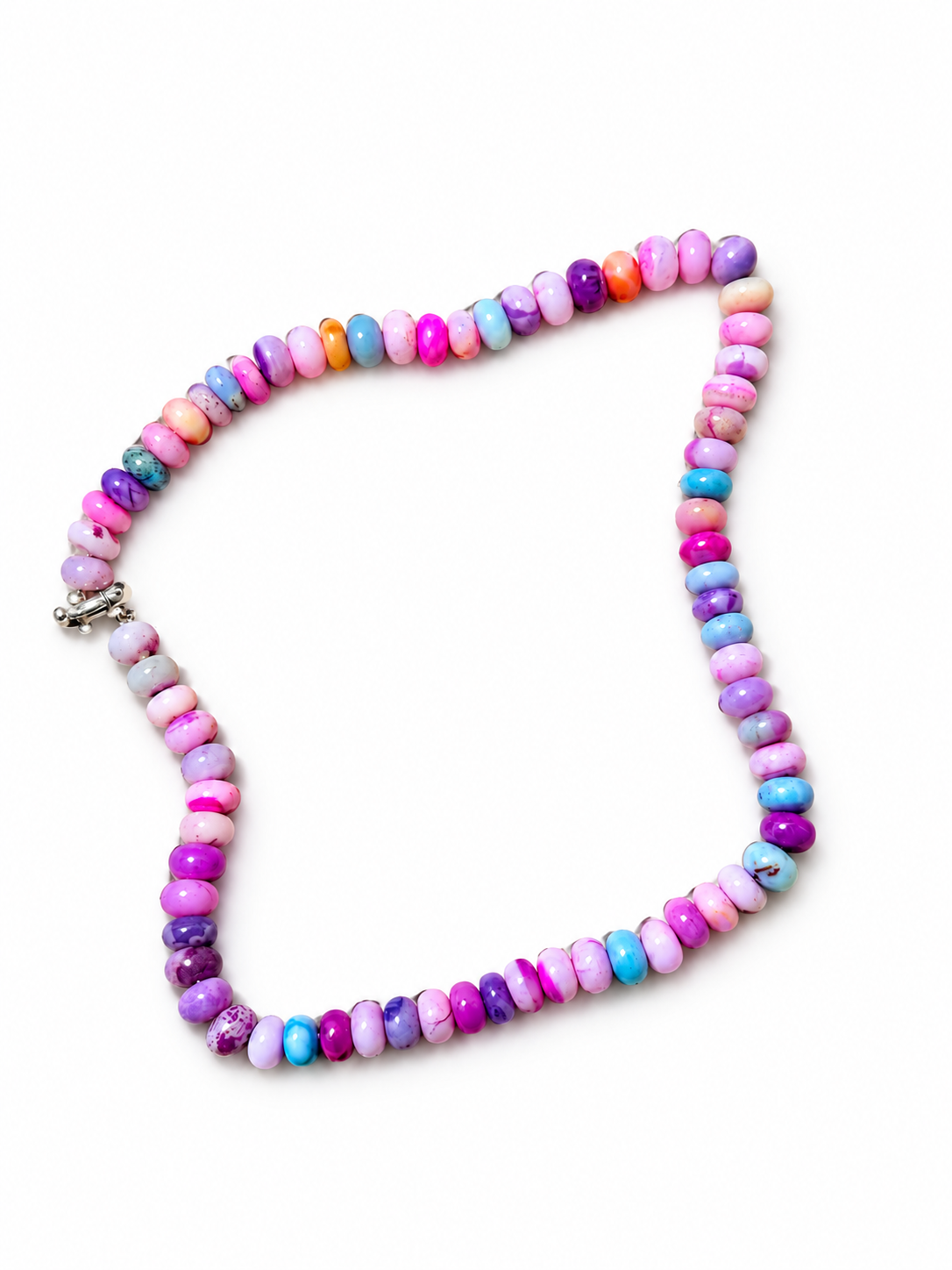 Collar íris multicolor sobre fondo blanco, fotografía mejorada