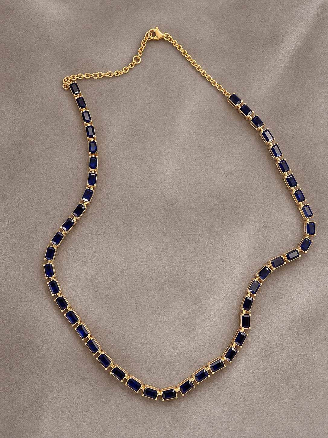 Collar de Zafiros Azules Baguette sobre fondo gris