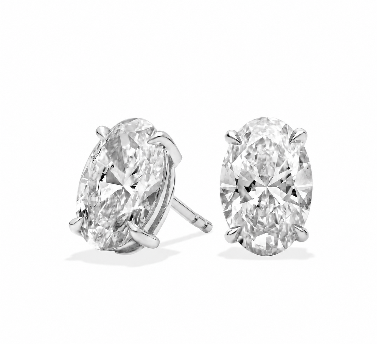 Aretes SIA en oro blanco sobre fondo blanco